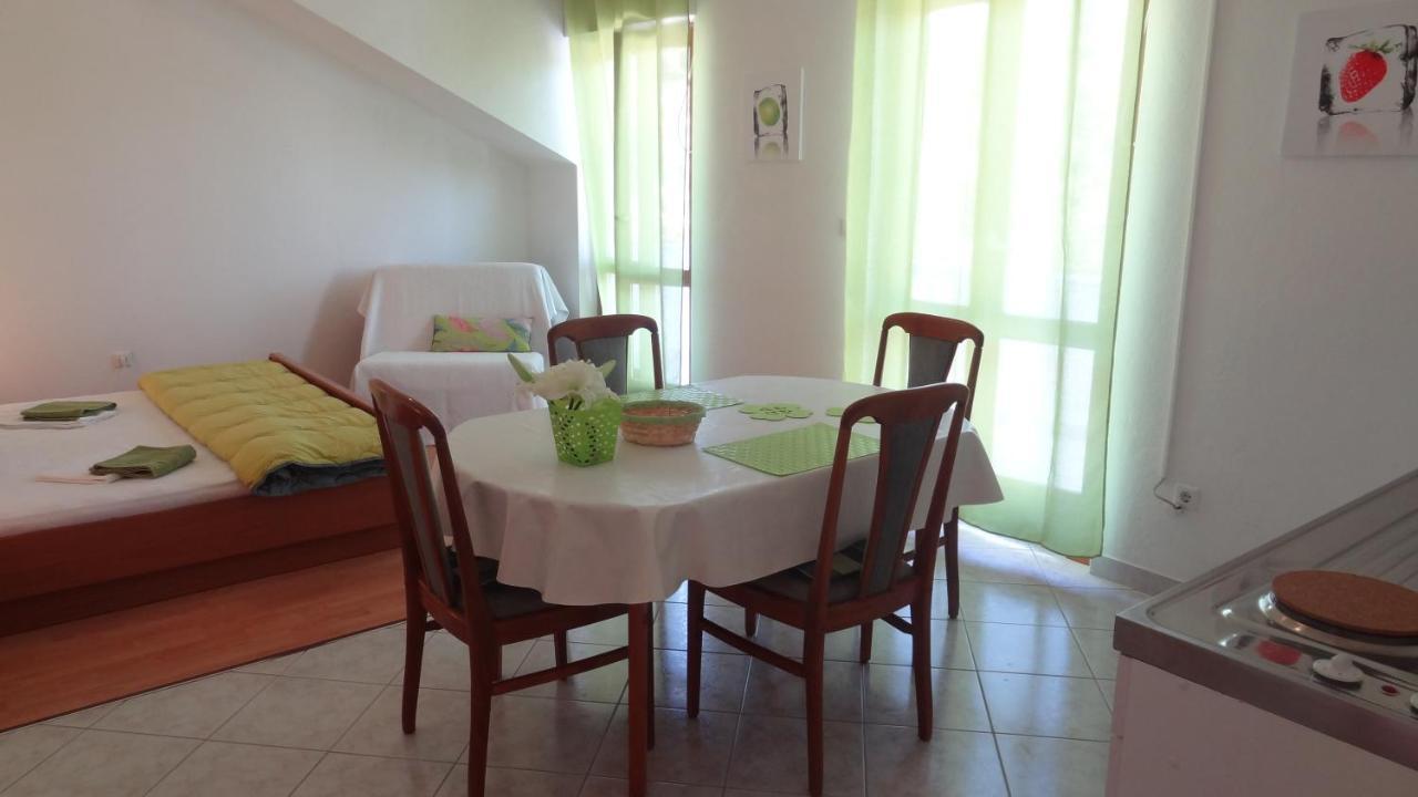 Cute Near The Sea Apartman Slatine